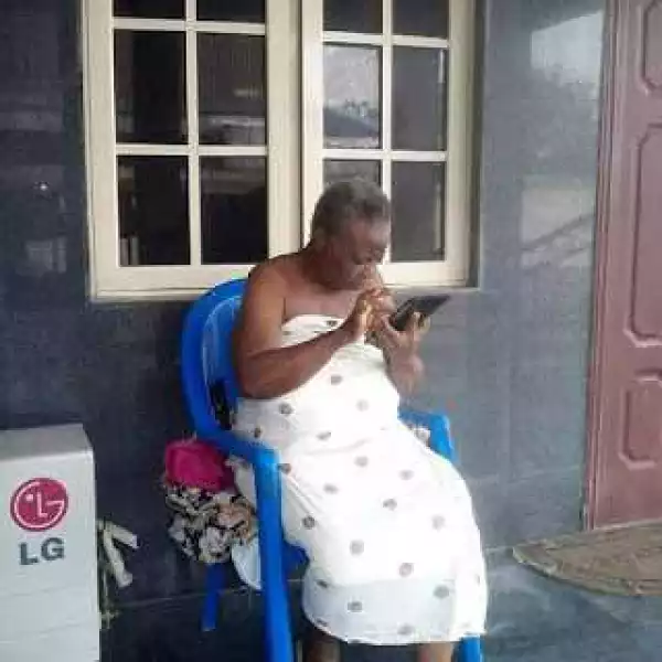Photo Of A 72-Year-Old Nigerian Mum Who Is On Facebook, Whatsapp & Instagram Goes Viral